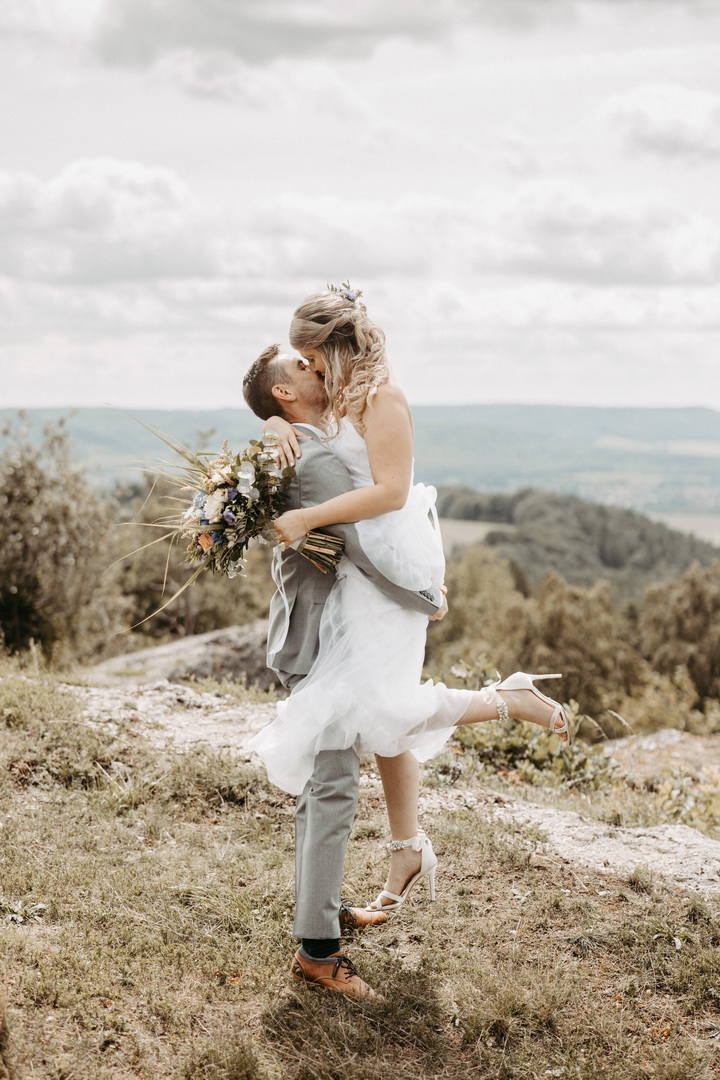 Ein sich küssendes Brautpaar am Hochzeitstag fotografiert von Gabi Krauss Hochzeitsfotografie