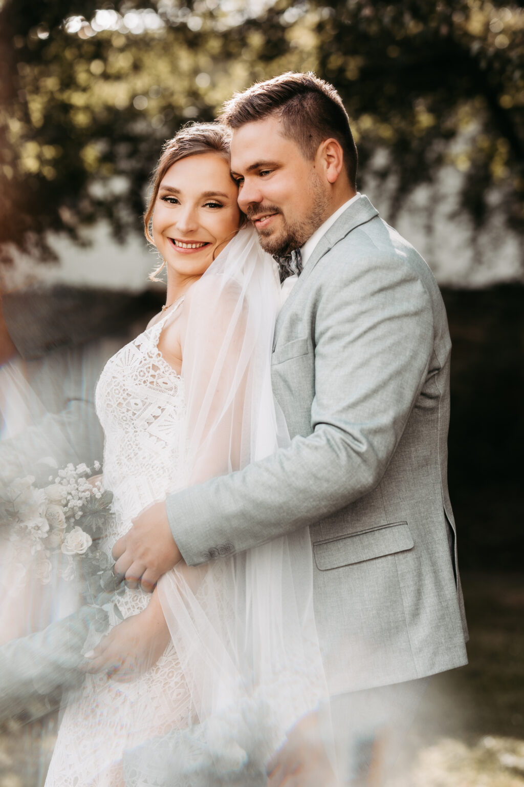 Verliebtes Brautpaar am Hochzeitstag der Sommerhochzeit in Unterfranken fotografiert von Gabi Krauss Fotografie