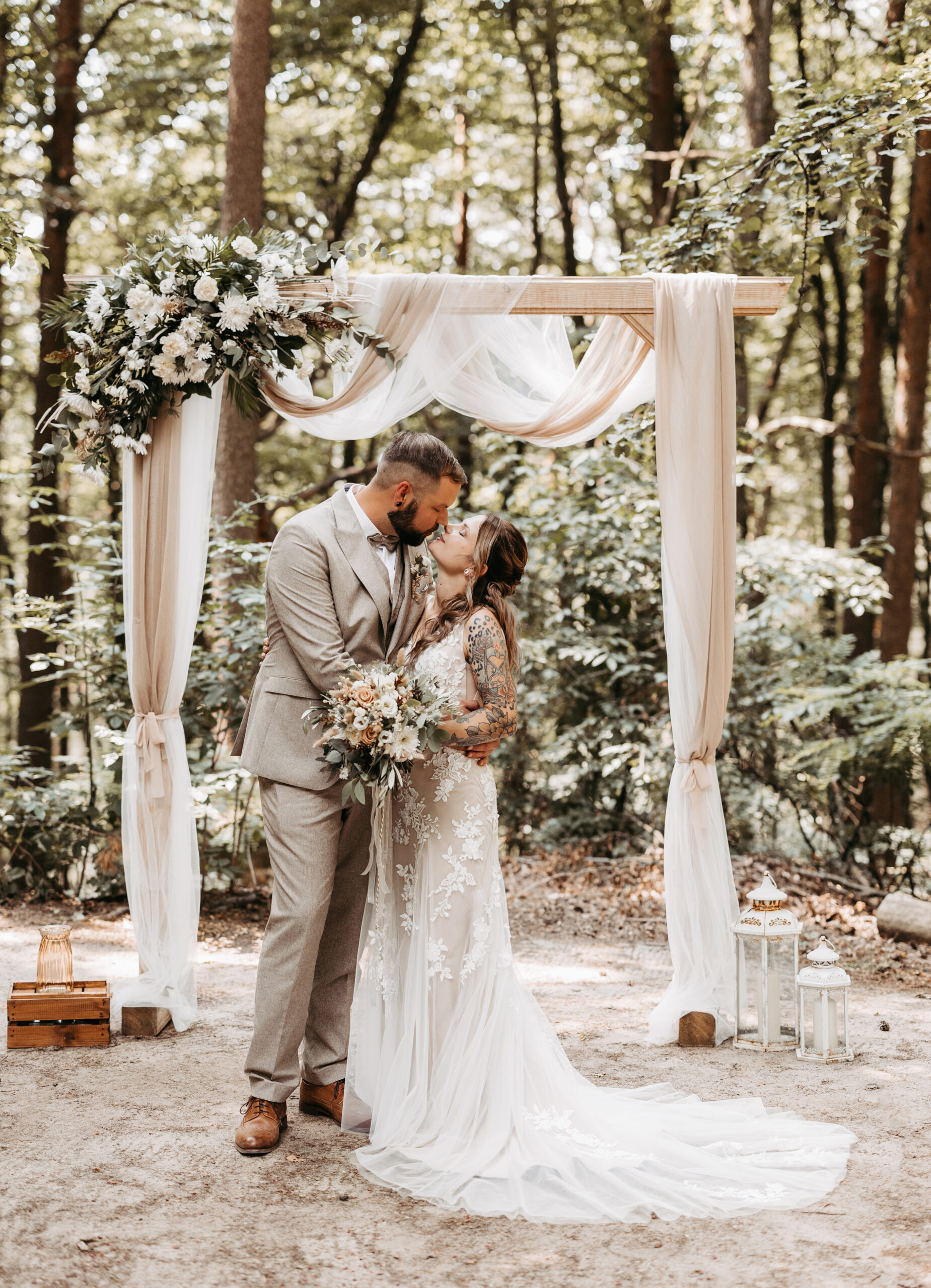 Freie Trauung im Wald eines verliebten und emotionalen Brautpaares von Gabi Krauss Fotografie in Franken