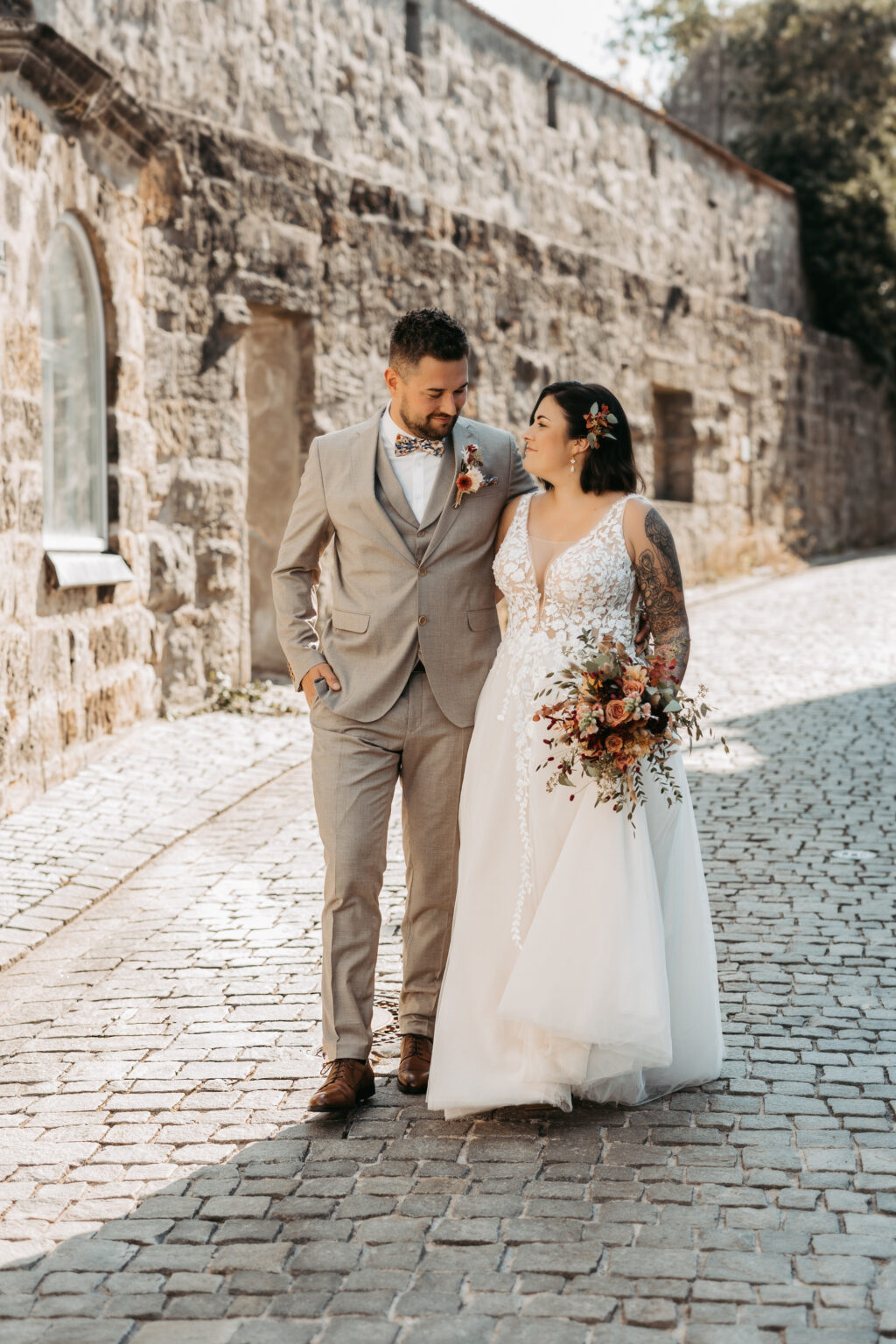 Herbsthochzeit eines verliebten Brautpaares in Lichtenfels von Gabi Krauss Hochzeitsfotografie