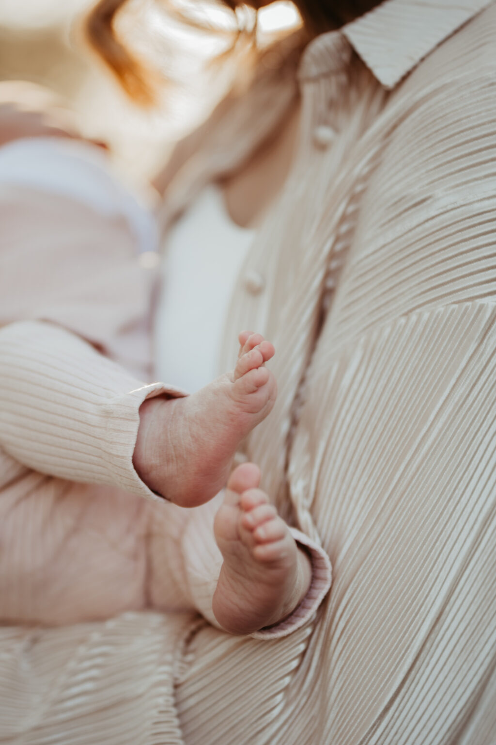 Junge Mutter mit ihrem Neugeborenen Baby bei Abendstimmung fotografiert von Gabi Krauß Fotografie