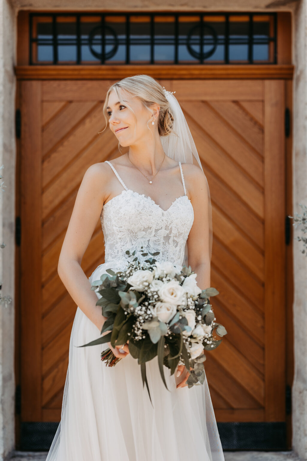 Brautpaar bei Hochzeitsshooting für Hochzeitsfotos an einer modernen Sommerhochzeit