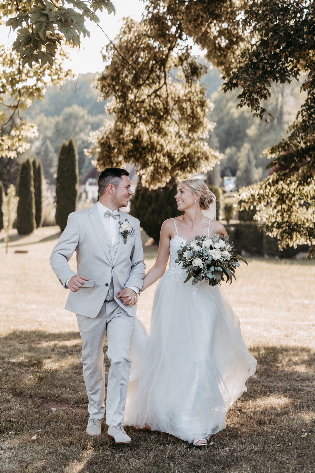 Brautpaar bei Hochzeitsshooting für Hochzeitsfotos an einer modernen Sommerhochzeit